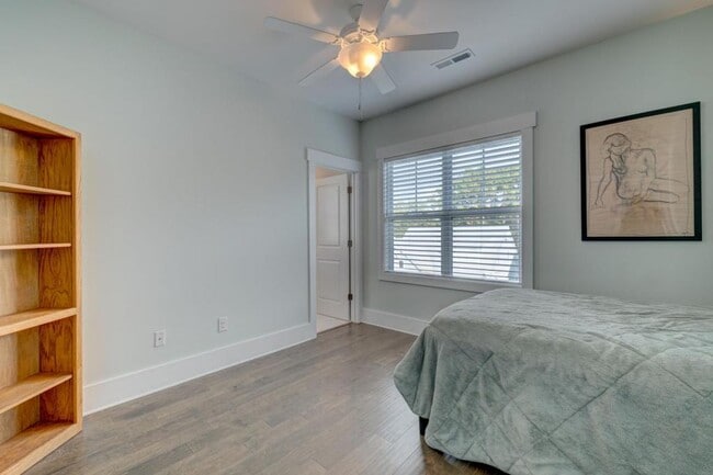 Building Photo - 1817 Bungalow Row