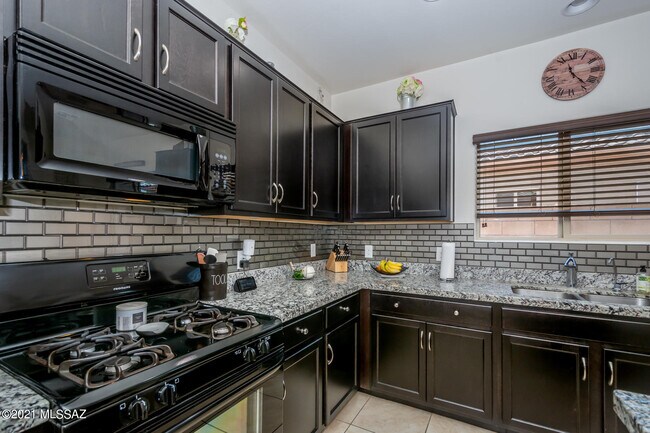 Building Photo - 9017 W Rolling Springs Dr