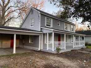 Building Photo - Newly renovated home located in the South end of Beaumont