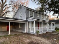 Building Photo - Newly renovated home located in the South end of Beaumont