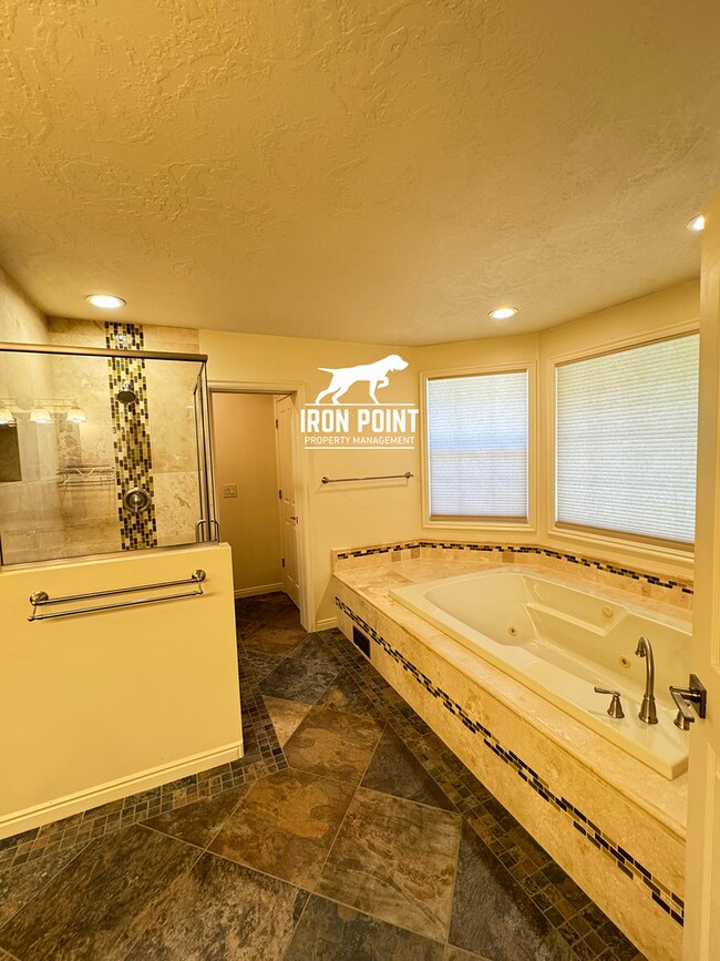 Building Photo - 4 bedroom home in East Boise, close to Bar...