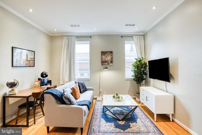 Building Photo - Sunny 1 bedroom/1 bath in Adams Morgan!