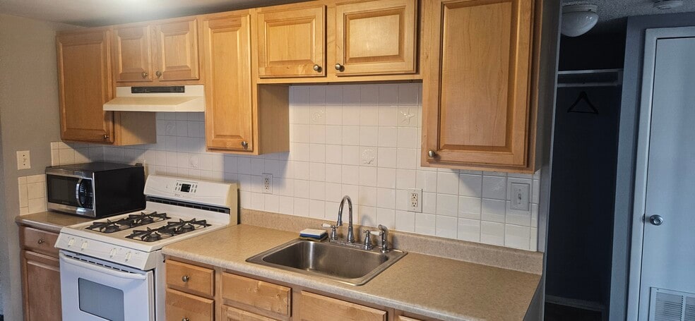 Building Photo - 225 Bay Ave