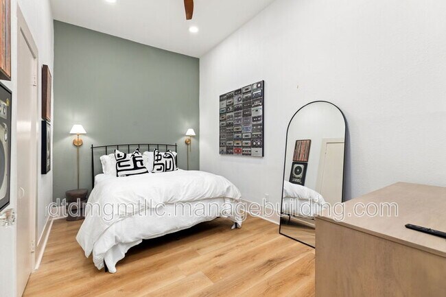 Building Photo - 110 E Craig Pl