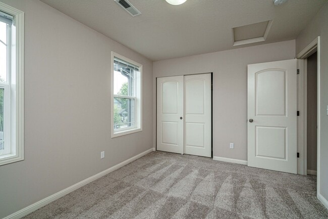 Building Photo - $500 Move In Special  4 Bedroom 2.5 Bath New Carpet and Fresh Paint