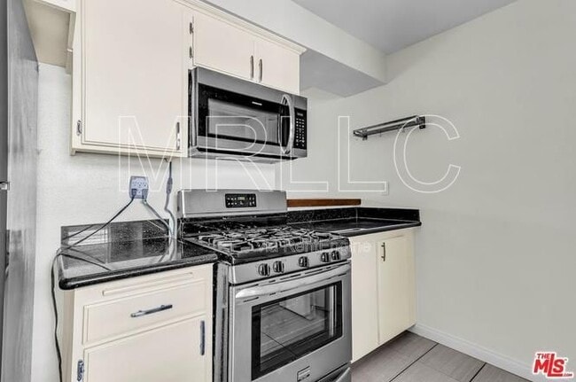 Building Photo - 15207 Magnolia Blvd