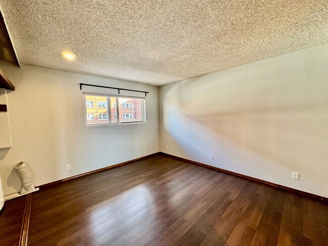 Building Photo - One-bedroom Condo with incredible view of Space Needle from Living Room!!!!!!