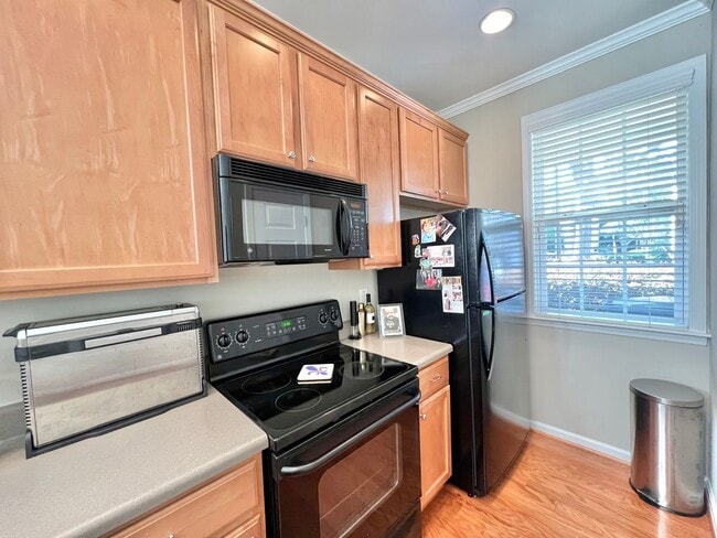 Building Photo - Beautiful 3BD, 2.5BA Raleigh Townhome in t...