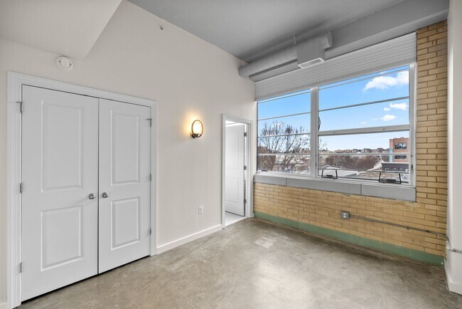 Building Photo - 701 Lamont St NW