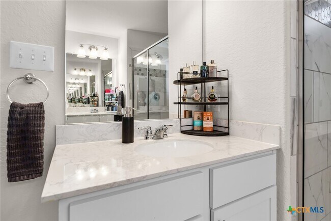 Building Photo - 2043 Cowan Dr