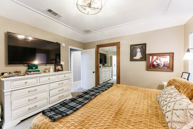 Building Photo - 6037 72nd St