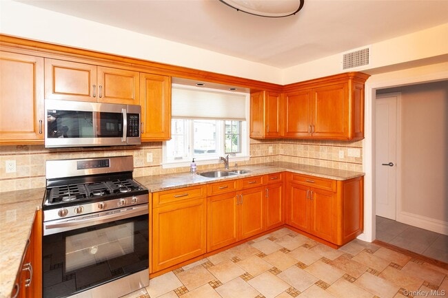 Building Photo - 355 E Beech St