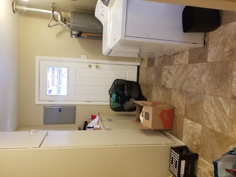 Building Photo - 1325 Crestmore Pl