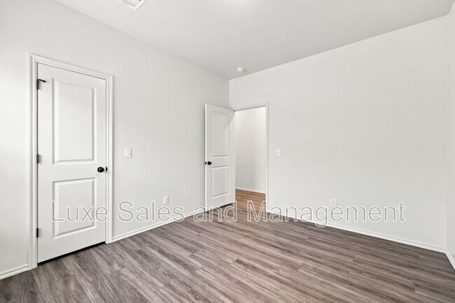 Building Photo - 10912 Oak Hollow Dr