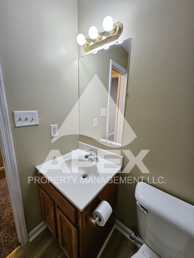 Building Photo - MOVE-IN SPECIAL,NO RENT TIL JUNE 1ST! - Nice 2 Bd | 1.5 Ba Townhouse in West Knox Condo Community!