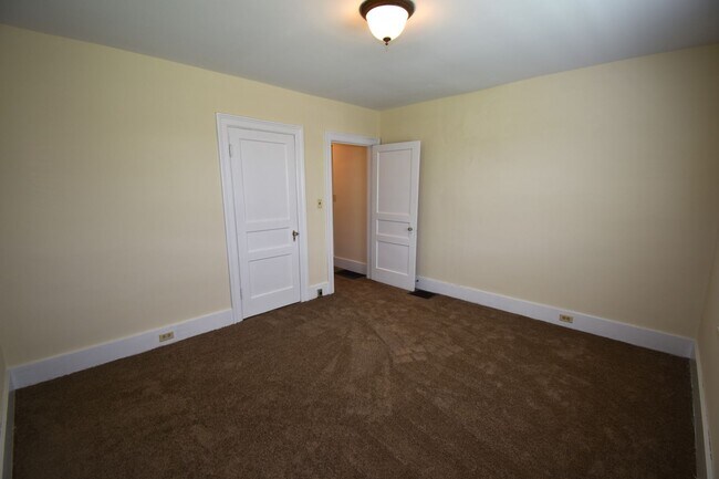 Building Photo - Large 2 Bedroom Home For Rent Near Madison Street!