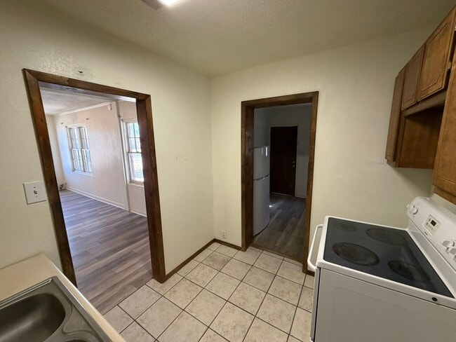 Building Photo - 2 Bed 1 Bath Home