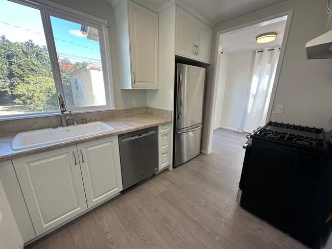 Building Photo - Beautifully remodeled 2-bedroom, 1-bathroo...