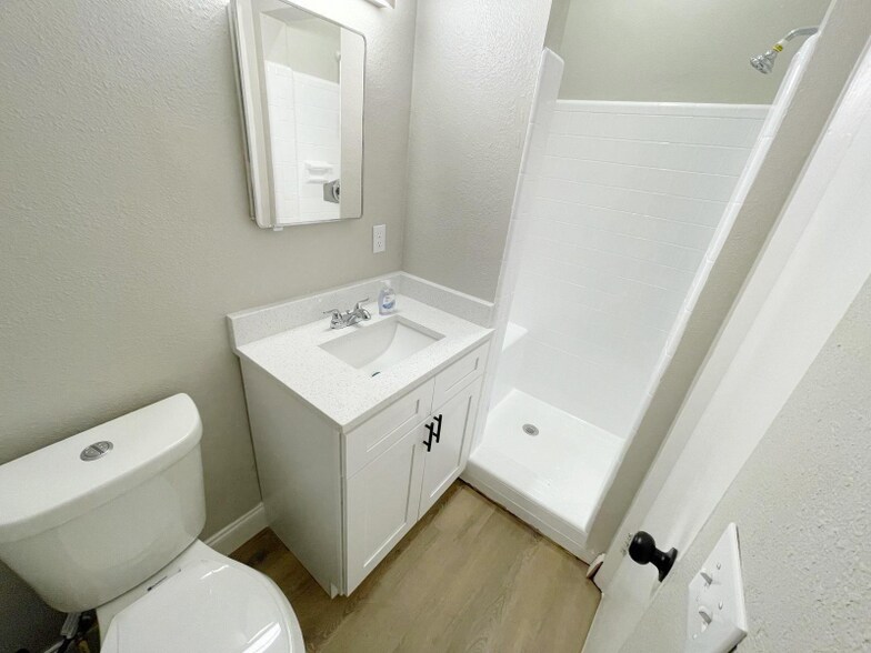 Building Photo - 321 E 4th St