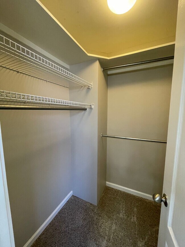 Building Photo - 122 Saddlecreek
