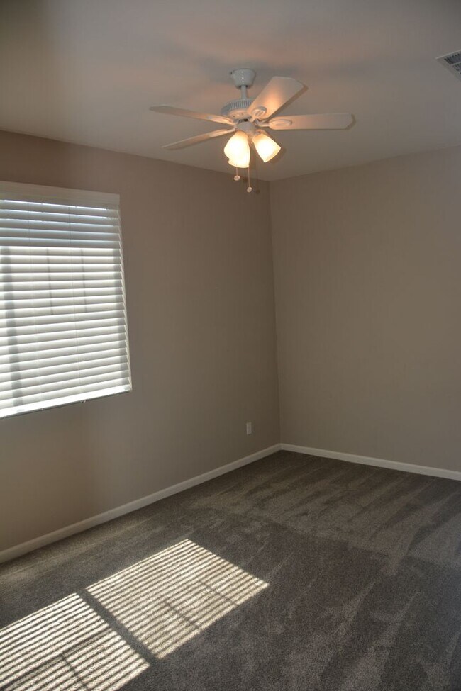 Building Photo - 321 MacArthur Way