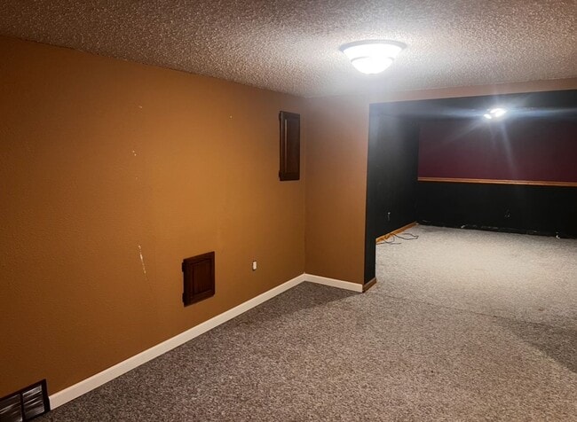 Building Photo - 4 Bedroom 2 Bathroom