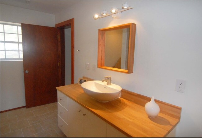 Bath - 26 Esten St SE