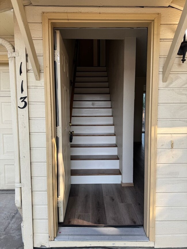 Building Photo - Updated 3 bedroom 2 bath duplex! MOVE IN S...