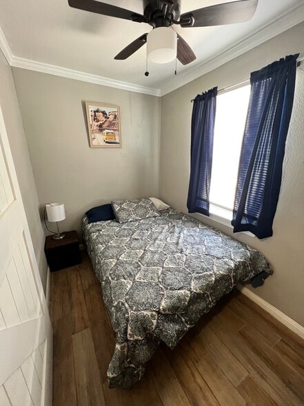 bedroom w full size bed - 906 S Colorado St