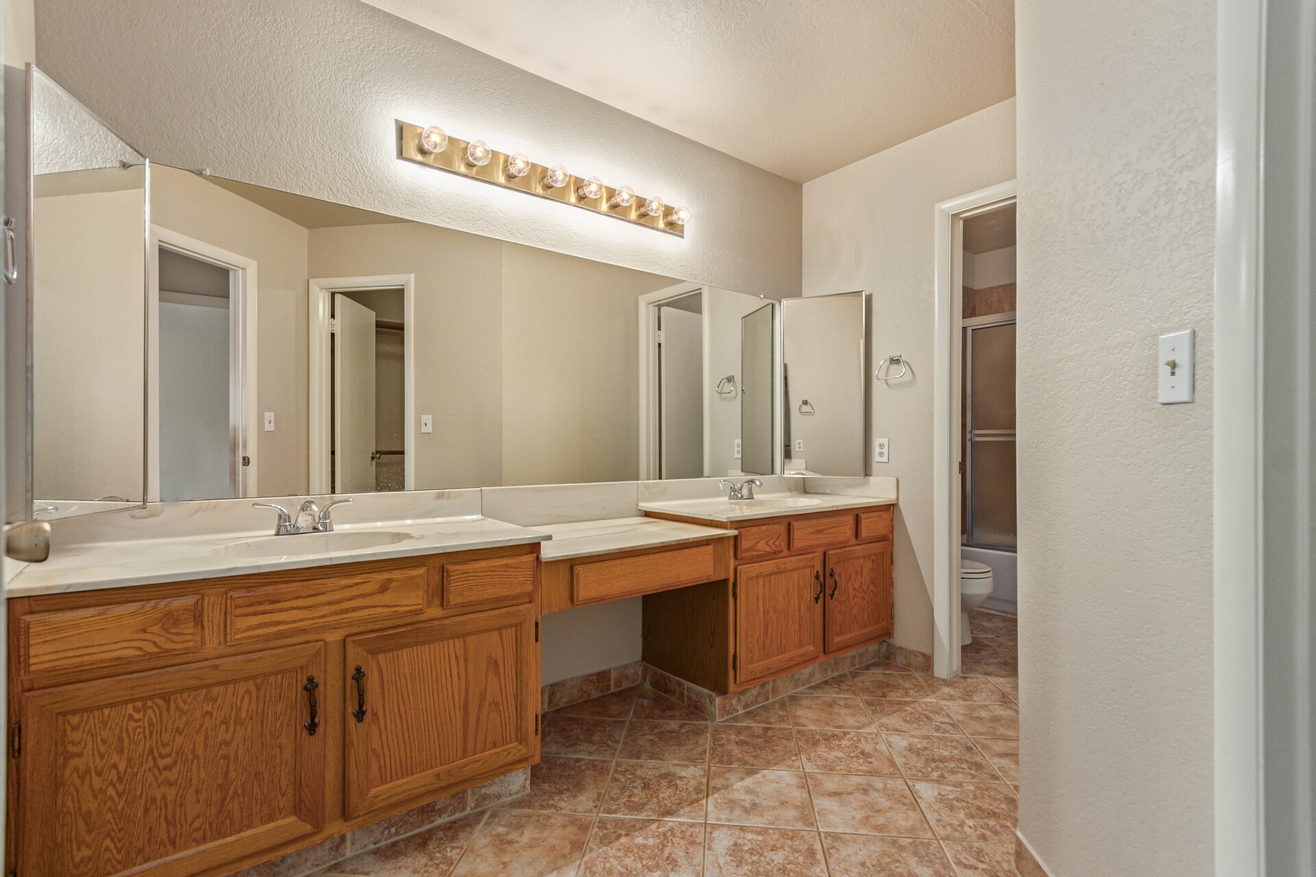 Building Photo - 518 E Wescott Dr