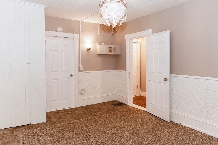 Building Photo - 327 S Adams St