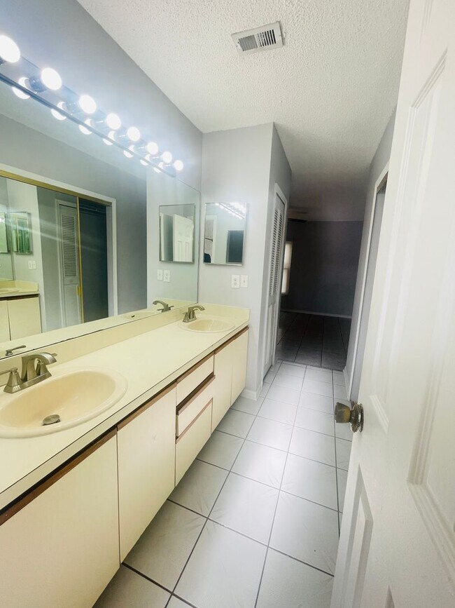 Building Photo - HIDDEN CREEK CONDO-1613 Little River Dr Or...