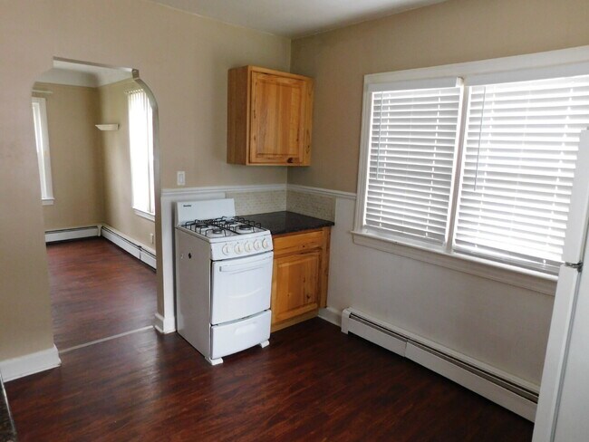 Building Photo - Sharp Bungalow in Great Location