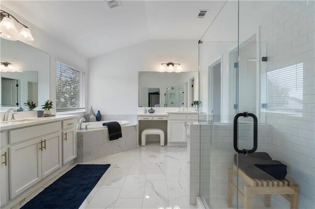 Master Bath - 166 Crest Brooke Dr