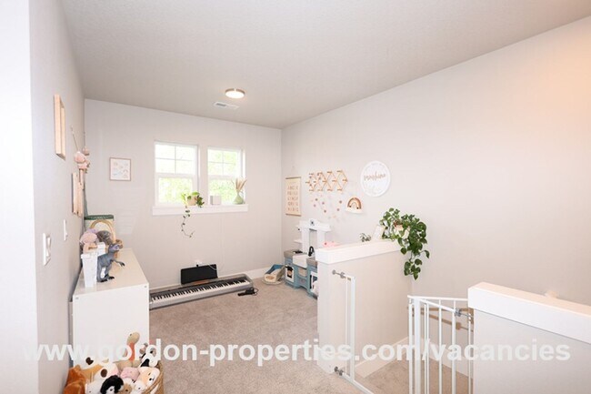 Building Photo - SE Golden Eagle Ln - 4 bedroom home in Hap...