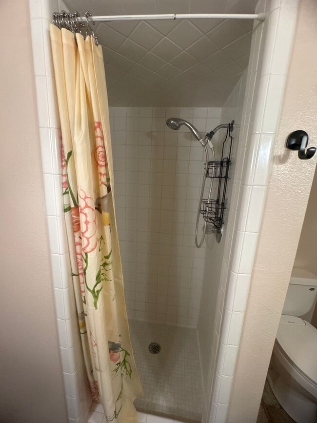 Building Photo - Two-story, four-bedroom, three-bathroom ho...