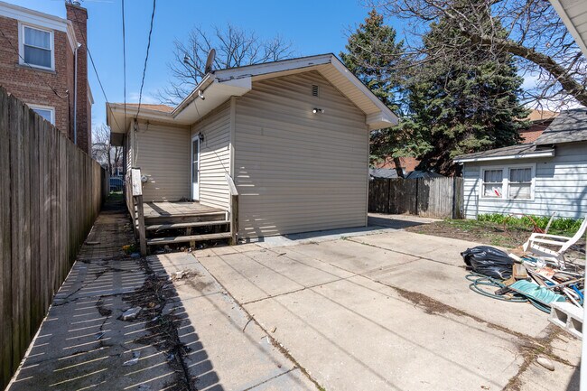 Building Photo - 2117 N Mobile Ave
