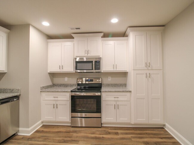 Building Photo - 18203 Mae Cir