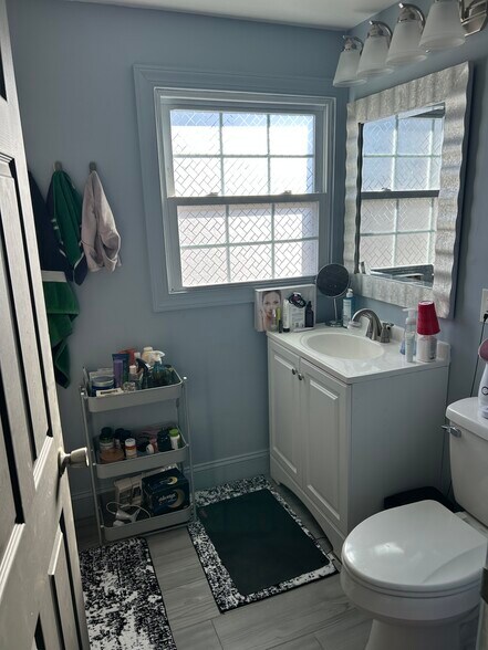 Building Photo - 24 Peachfield Ln