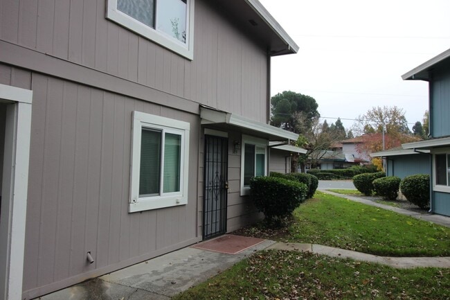 Building Photo - 2 Bedroom Condo For Rent