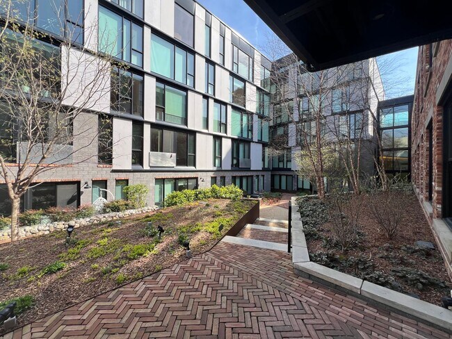 Building Photo - Trendy 1 Bedroom + den in Truxton Circle| Water included!