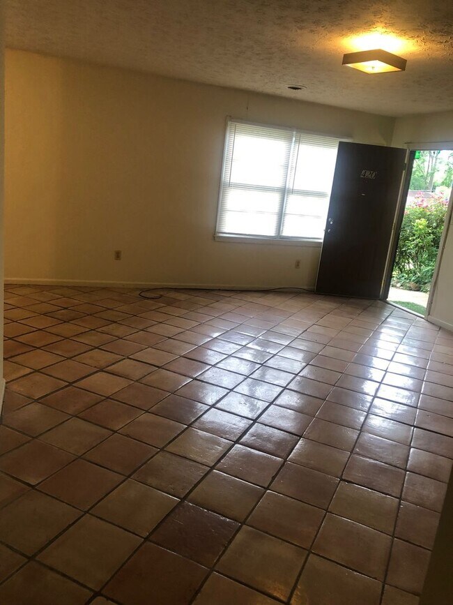 Building Photo - 2 Bedroom Duplex in Boulevard with a Yard