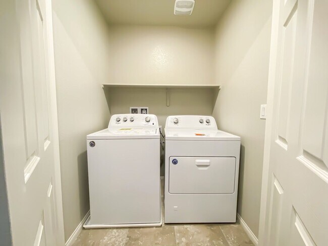 Building Photo - GATED 3 BED 2 BATH 2 CAR GARAGE SINGLE FAM...