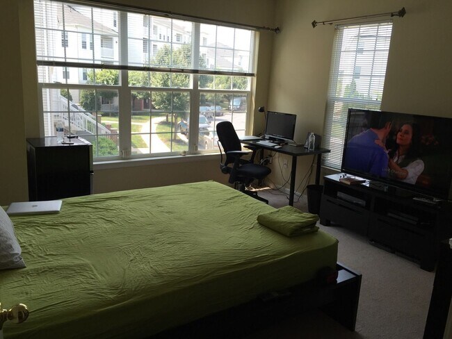 Building Photo - Spacious & Sunny 2Bed/2Bath End Unit in The Village at Town Center