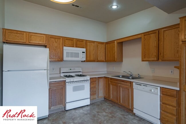 Building Photo - Enjoy Scenic Ivins Living – 3-Bed, 2-Bath ...