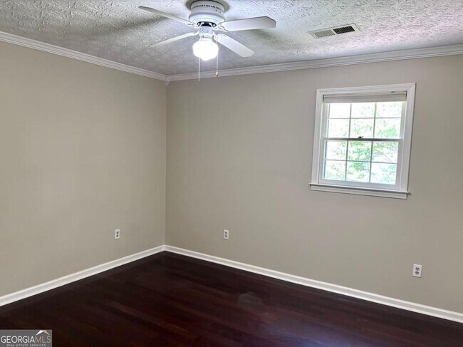 Building Photo - 2408 Crooked Tree Ct NE