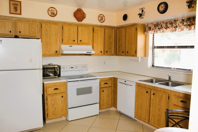 Building Photo - 9825 Bischofia Tree Way