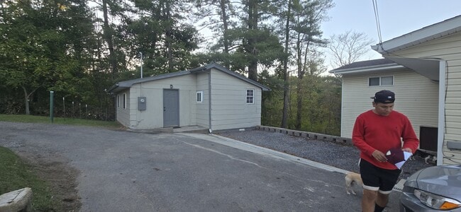 Building Photo - 207 Burch St