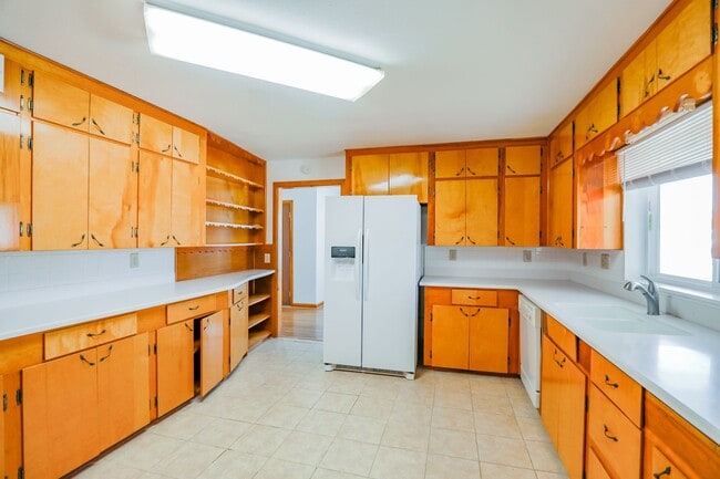 Building Photo - Roomy 3 Bedroom Home with Two Living Spaces