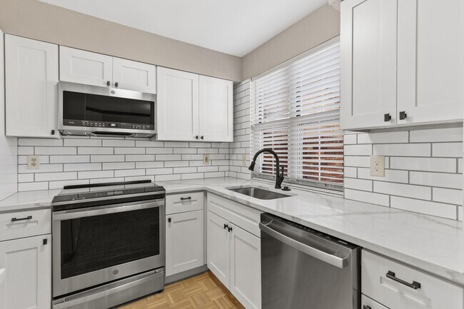 Building Photo - St Charles Area Townhouse